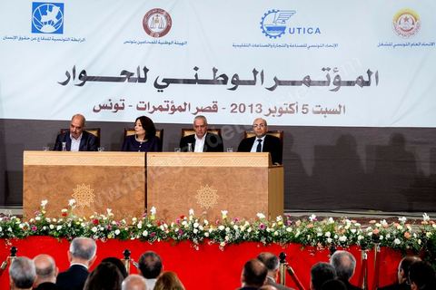 5 octobre 2013 : au palais des Congrès de Tunis démarrage du Dialogue National en présence des 3 Présidents et sous la houlette du syndicat UGTT. 4 semaines de négociations autour de la feuille de route qui prévoit la formation d'un gouvernement apolitique et l'adoption d'un calendrier électoral à la fin du mois.