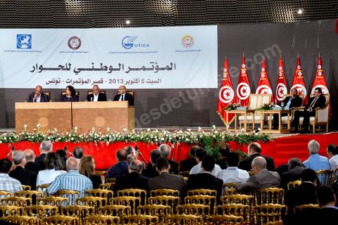 5 octobre 2013 : au palais des Congrès de Tunis démarrage du Dialogue National en présence des 3 Présidents et sous la houlette du syndicat UGTT. 4 semaines de négociations autour de la feuille de route qui prévoit la formation d'un gouvernement apolitique et l'adoption d'un calendrier électoral à la fin du mois.