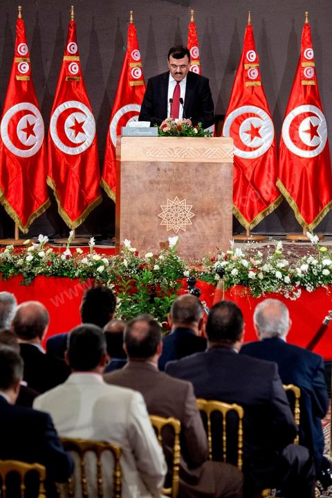 5 octobre 2013 : Discours de Ali Larayedh, Président du gouvernement, au palais des Congrès de Tunis démarrage du Dialogue National en présence des 3 Présidents et sous la houlette du syndicat UGTT. 4 semaines de négociations autour de la feuille de route qui prévoit la formation d'un gouvernement apolitique et l'adoption d'un calendrier électoral à la fin du mois.