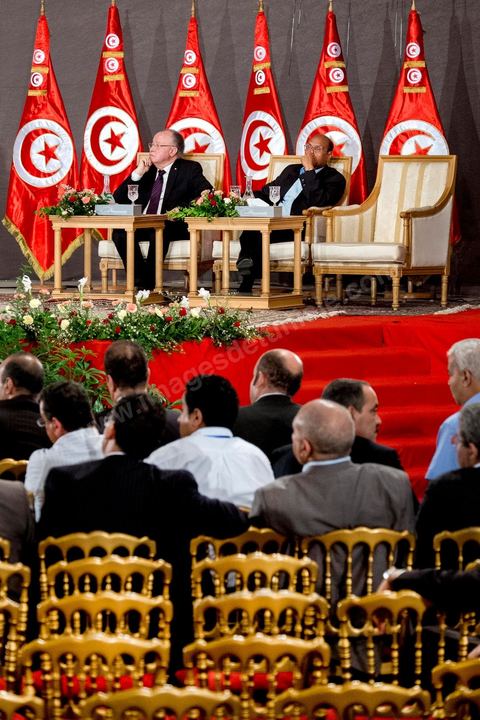 5 octobre 2013 : Moncef Marzouki, Président de la République et Mustapha Ben Jaafar, Président de l'ANC, au palais des Congrès de Tunis démarrage du Dialogue National en présence des 3 Présidents et sous la houlette du syndicat UGTT. 4 semaines de négociations autour de la feuille de route qui prévoit la formation d'un gouvernement apolitique et l'adoption d'un calendrier électoral à la fin du mois.