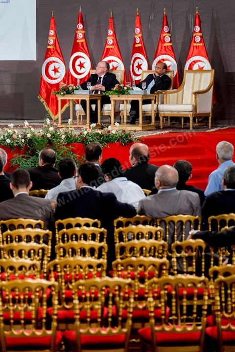 5 octobre 2013 : Moncef Marzouki, Président de la République et Mustapha Ben Jaafar, Président de l'ANC, au palais des Congrès de Tunis démarrage du Dialogue National en présence des 3 Présidents et sous la houlette du syndicat UGTT. 4 semaines de négociations autour de la feuille de route qui prévoit la formation d'un gouvernement apolitique et l'adoption d'un calendrier électoral à la fin du mois.