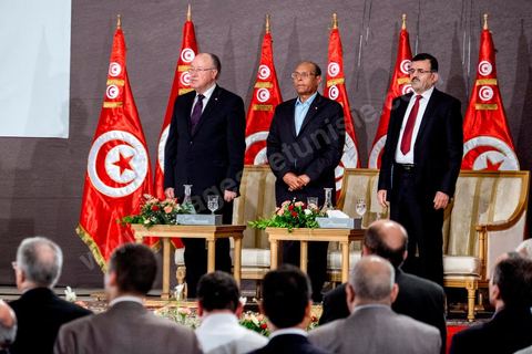 5 octobre 2013 : Les 3 présidents, Ali Larayedh, président du gouvernement, Moncef Marzouki, Président de la République et Mustapha Ben Jaafar, Président de l'ANC, au palais des Congrès de Tunis démarrage du Dialogue National en présence des 3 Présidents et sous la houlette du syndicat UGTT. 4 semaines de négociations autour de la feuille de route qui prévoit la formation d'un gouvernement apolitique et l'adoption d'un calendrier électoral à la fin du mois.
