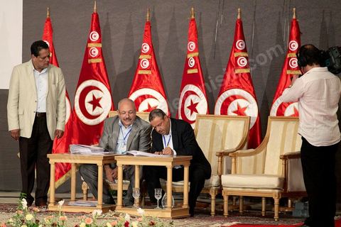 5 octobre 2013 : Samir Taieb, secrétaire général d'Al Massar, à la séance de signature de la feuille de route au palais des Congrès de Tunis démarrage du Dialogue National en présence des 3 Présidents et sous la houlette du syndicat UGTT. 4 semaines de négociations autour de la feuille de route qui prévoit la formation d'un gouvernement apolitique et l'adoption d'un calendrier électoral à la fin du mois.