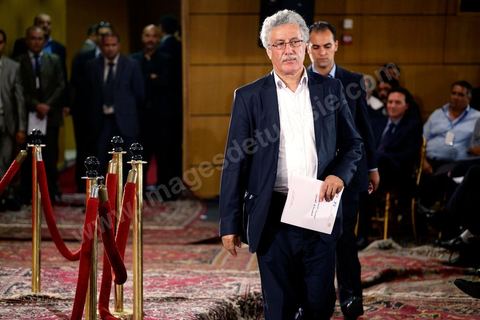 5 octobre 2013 : Hamma Hammami, secrétaire général du parti des travailleurs et leader du front populaire, à la séance de signature de la feuille de route au palais des Congrès de Tunis démarrage du Dialogue National en présence des 3 Présidents et sous la houlette du syndicat UGTT. 4 semaines de négociations autour de la feuille de route qui prévoit la formation d'un gouvernement apolitique et l'adoption d'un calendrier électoral à la fin du mois.