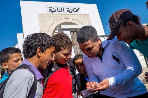 26 septembre 2013 : Devant le tribunal, rappeurs et jeunes collégiens venus soutenir Klay BBJ au tribunal cantonal de Hammamet le rappeur Klay BBJ comparait en opposition à sa condamnation par contumace de 1 an et 9 mois de prison ferme suite à leur représentation au Festival d'Hammamet. Le juge condamne Le rappeur à 6 mois de prion ferme pour outrage à fonctionnaires de police pour avoir chanter un extrait de la chanson de Weld El XV "Boulicia Kleb" (les poiliciers sont des chiens). 