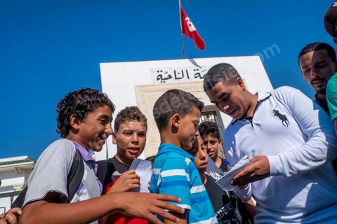 26 septembre 2013 : Devant le tribunal, rappeurs et jeunes collégiens venus soutenir Klay BBJ au tribunal cantonal de Hammamet le rappeur Klay BBJ comparait en opposition à sa condamnation par contumace de 1 an et 9 mois de prison ferme suite à leur représentation au Festival d'Hammamet. Le juge condamne Le rappeur à 6 mois de prion ferme pour outrage à fonctionnaires de police pour avoir chanter un extrait de la chanson de Weld El XV "Boulicia Kleb" (les poiliciers sont des chiens). 