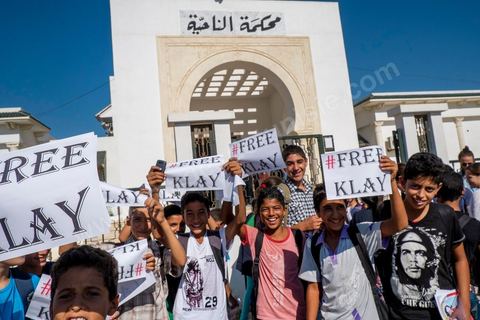 26 septembre 2013 : Devant le tribunal, rappeurs et jeunes collégiens venus soutenir Klay BBJ au tribunal cantonal de Hammamet le rappeur Klay BBJ comparait en opposition à sa condamnation par contumace de 1 an et 9 mois de prison ferme suite à leur représentation au Festival d'Hammamet. Le juge condamne Le rappeur à 6 mois de prion ferme pour outrage à fonctionnaires de police pour avoir chanter un extrait de la chanson de Weld El XV "Boulicia Kleb" (les poiliciers sont des chiens). 