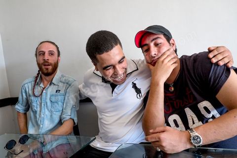 26 septembre 2013 : Klay BBJ (polo blanc) au café avant son audience avec des rappeurs venus le soutenir au tribunal cantonal de Hammamet le rappeur Klay BBJ comparait en opposition à sa condamnation par contumace de 1 an et 9 mois de prison ferme suite à leur représentation au Festival d'Hammamet. Le juge condamne Le rappeur à 6 mois de prion ferme pour outrage à fonctionnaires de police pour avoir chanter un extrait de la chanson de Weld El XV "Boulicia Kleb" (les poiliciers sont des chiens). 