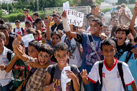 26 septembre 2013 : Devant le tribunal, rappeurs et jeunes collégiens venus soutenir Klay BBJ au tribunal cantonal de Hammamet le rappeur Klay BBJ comparait en opposition à sa condamnation par contumace de 1 an et 9 mois de prison ferme suite à leur représentation au Festival d'Hammamet. Le juge condamne Le rappeur à 6 mois de prion ferme pour outrage à fonctionnaires de police pour avoir chanter un extrait de la chanson de Weld El XV "Boulicia Kleb" (les poiliciers sont des chiens). 