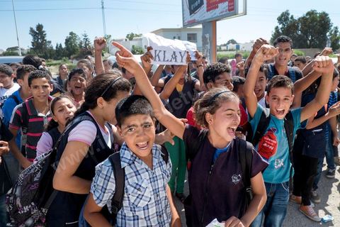 26 septembre 2013 : Devant le tribunal, rappeurs et jeunes collégiens venus soutenir Klay BBJ au tribunal cantonal de Hammamet le rappeur Klay BBJ comparait en opposition à sa condamnation par contumace de 1 an et 9 mois de prison ferme suite à leur représentation au Festival d'Hammamet. Le juge condamne Le rappeur à 6 mois de prion ferme pour outrage à fonctionnaires de police pour avoir chanter un extrait de la chanson de Weld El XV "Boulicia Kleb" (les poiliciers sont des chiens). 