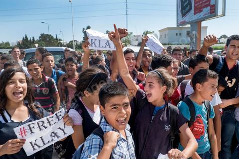 26 septembre 2013 : Devant le tribunal, rappeurs et jeunes collégiens venus soutenir Klay BBJ au tribunal cantonal de Hammamet le rappeur Klay BBJ comparait en opposition à sa condamnation par contumace de 1 an et 9 mois de prison ferme suite à leur représentation au Festival d'Hammamet. Le juge condamne Le rappeur à 6 mois de prion ferme pour outrage à fonctionnaires de police pour avoir chanter un extrait de la chanson de Weld El XV "Boulicia Kleb" (les poiliciers sont des chiens). 