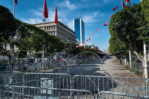 23 octobre 2013 : deux ans après les premières éléctions libres en Tunisie, quelques milliers de manifestants sont descendus sur l'avenue H. Bourguiba à Tunis pour protester contre le gouvernement en place, pour le démarrage du dialogue national et en hommage aux martyrs politiques assasinés ces derniers mois. La situation sécuritaire et la tension politique sont au coeur des révendications des tunisiens. La journée sera marquée par la mort de six nouveaux gendarmes par  des salafistes près de Sidi Bouzid au centre de la Tunisie. 
