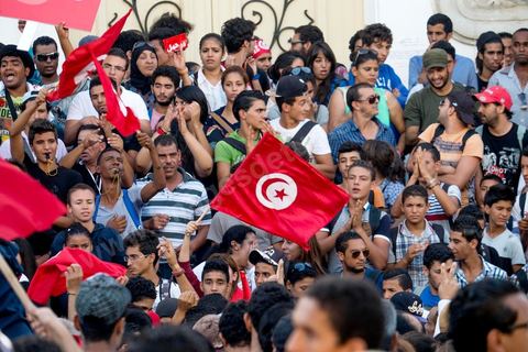 23 octobre 2013 : deux ans après les premières éléctions libres en Tunisie, quelques milliers de manifestants sont descendus sur l'avenue H. Bourguiba à Tunis pour protester contre le gouvernement en place, pour le démarrage du dialogue national et en hommage aux martyrs politiques assasinés ces derniers mois. La situation sécuritaire et la tension politique sont au coeur des révendications des tunisiens. La journée sera marquée par la mort de six nouveaux gendarmes par  des salafistes près de Sidi Bouzid au centre de la Tunisie. 