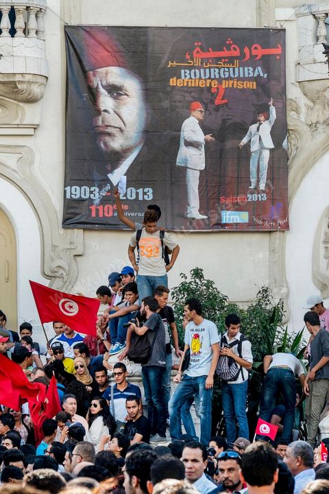 23 octobre 2013 : deux ans après les premières éléctions libres en Tunisie, quelques milliers de manifestants sont descendus sur l'avenue H. Bourguiba à Tunis pour protester contre le gouvernement en place, pour le démarrage du dialogue national et en hommage aux martyrs politiques assasinés ces derniers mois. La situation sécuritaire et la tension politique sont au coeur des révendications des tunisiens. La journée sera marquée par la mort de six nouveaux gendarmes par  des salafistes près de Sidi Bouzid au centre de la Tunisie. 