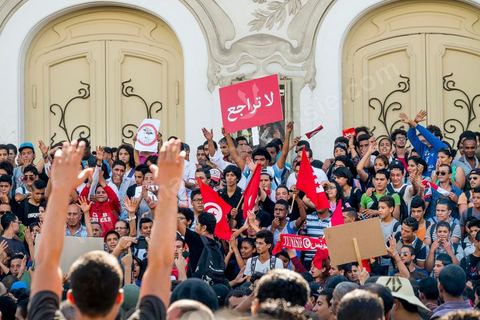 23 octobre 2013 : deux ans après les premières éléctions libres en Tunisie, quelques milliers de manifestants sont descendus sur l'avenue H. Bourguiba à Tunis pour protester contre le gouvernement en place, pour le démarrage du dialogue national et en hommage aux martyrs politiques assasinés ces derniers mois. La situation sécuritaire et la tension politique sont au coeur des révendications des tunisiens. La journée sera marquée par la mort de six nouveaux gendarmes par  des salafistes près de Sidi Bouzid au centre de la Tunisie. 