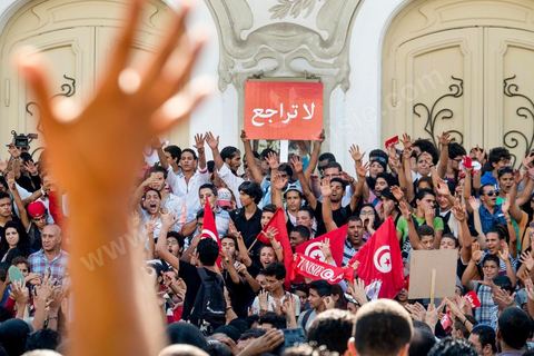 23 octobre 2013 : deux ans après les premières éléctions libres en Tunisie, quelques milliers de manifestants sont descendus sur l'avenue H. Bourguiba à Tunis pour protester contre le gouvernement en place, pour le démarrage du dialogue national et en hommage aux martyrs politiques assasinés ces derniers mois. La situation sécuritaire et la tension politique sont au coeur des révendications des tunisiens. La journée sera marquée par la mort de six nouveaux gendarmes par  des salafistes près de Sidi Bouzid au centre de la Tunisie. 