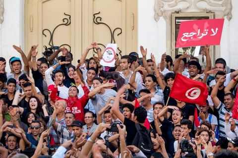 23 octobre 2013 : deux ans après les premières éléctions libres en Tunisie, quelques milliers de manifestants sont descendus sur l'avenue H. Bourguiba à Tunis pour protester contre le gouvernement en place, pour le démarrage du dialogue national et en hommage aux martyrs politiques assasinés ces derniers mois. La situation sécuritaire et la tension politique sont au coeur des révendications des tunisiens. La journée sera marquée par la mort de six nouveaux gendarmes par  des salafistes près de Sidi Bouzid au centre de la Tunisie. 