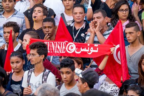 23 octobre 2013 : deux ans après les premières éléctions libres en Tunisie, quelques milliers de manifestants sont descendus sur l'avenue H. Bourguiba à Tunis pour protester contre le gouvernement en place, pour le démarrage du dialogue national et en hommage aux martyrs politiques assasinés ces derniers mois. La situation sécuritaire et la tension politique sont au coeur des révendications des tunisiens. La journée sera marquée par la mort de six nouveaux gendarmes par  des salafistes près de Sidi Bouzid au centre de la Tunisie. 