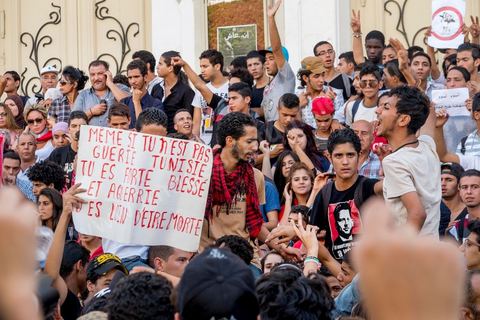 23 octobre 2013 : deux ans après les premières éléctions libres en Tunisie, quelques milliers de manifestants sont descendus sur l'avenue H. Bourguiba à Tunis pour protester contre le gouvernement en place, pour le démarrage du dialogue national et en hommage aux martyrs politiques assasinés ces derniers mois. La situation sécuritaire et la tension politique sont au coeur des révendications des tunisiens. La journée sera marquée par la mort de six nouveaux gendarmes par  des salafistes près de Sidi Bouzid au centre de la Tunisie. 