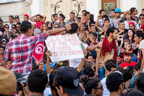 23 octobre 2013 : deux ans après les premières éléctions libres en Tunisie, quelques milliers de manifestants sont descendus sur l'avenue H. Bourguiba à Tunis pour protester contre le gouvernement en place, pour le démarrage du dialogue national et en hommage aux martyrs politiques assasinés ces derniers mois. La situation sécuritaire et la tension politique sont au coeur des révendications des tunisiens. La journée sera marquée par la mort de six nouveaux gendarmes par  des salafistes près de Sidi Bouzid au centre de la Tunisie. 
