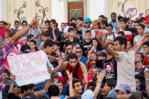 23 octobre 2013 : deux ans après les premières éléctions libres en Tunisie, quelques milliers de manifestants sont descendus sur l'avenue H. Bourguiba à Tunis pour protester contre le gouvernement en place, pour le démarrage du dialogue national et en hommage aux martyrs politiques assasinés ces derniers mois. La situation sécuritaire et la tension politique sont au coeur des révendications des tunisiens. La journée sera marquée par la mort de six nouveaux gendarmes par  des salafistes près de Sidi Bouzid au centre de la Tunisie. 