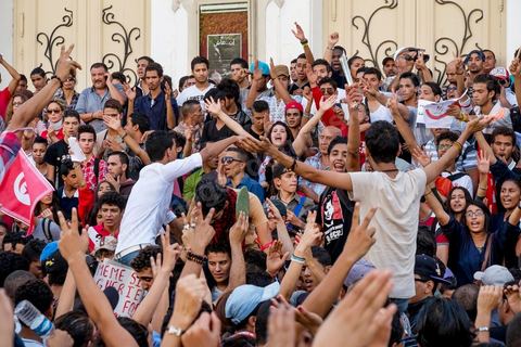 23 octobre 2013 : deux ans après les premières éléctions libres en Tunisie, quelques milliers de manifestants sont descendus sur l'avenue H. Bourguiba à Tunis pour protester contre le gouvernement en place, pour le démarrage du dialogue national et en hommage aux martyrs politiques assasinés ces derniers mois. La situation sécuritaire et la tension politique sont au coeur des révendications des tunisiens. La journée sera marquée par la mort de six nouveaux gendarmes par  des salafistes près de Sidi Bouzid au centre de la Tunisie. 