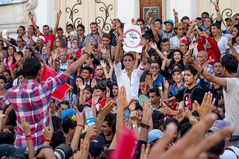 23 octobre 2013 : deux ans après les premières éléctions libres en Tunisie, quelques milliers de manifestants sont descendus sur l'avenue H. Bourguiba à Tunis pour protester contre le gouvernement en place, pour le démarrage du dialogue national et en hommage aux martyrs politiques assasinés ces derniers mois. La situation sécuritaire et la tension politique sont au coeur des révendications des tunisiens. La journée sera marquée par la mort de six nouveaux gendarmes par  des salafistes près de Sidi Bouzid au centre de la Tunisie. 