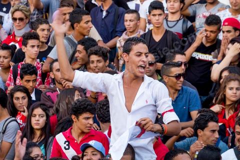 23 octobre 2013 : deux ans après les premières éléctions libres en Tunisie, quelques milliers de manifestants sont descendus sur l'avenue H. Bourguiba à Tunis pour protester contre le gouvernement en place, pour le démarrage du dialogue national et en hommage aux martyrs politiques assasinés ces derniers mois. La situation sécuritaire et la tension politique sont au coeur des révendications des tunisiens. La journée sera marquée par la mort de six nouveaux gendarmes par  des salafistes près de Sidi Bouzid au centre de la Tunisie. 