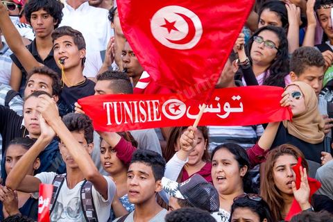 23 octobre 2013 : deux ans après les premières éléctions libres en Tunisie, quelques milliers de manifestants sont descendus sur l'avenue H. Bourguiba à Tunis pour protester contre le gouvernement en place, pour le démarrage du dialogue national et en hommage aux martyrs politiques assasinés ces derniers mois. La situation sécuritaire et la tension politique sont au coeur des révendications des tunisiens. La journée sera marquée par la mort de six nouveaux gendarmes par  des salafistes près de Sidi Bouzid au centre de la Tunisie. 