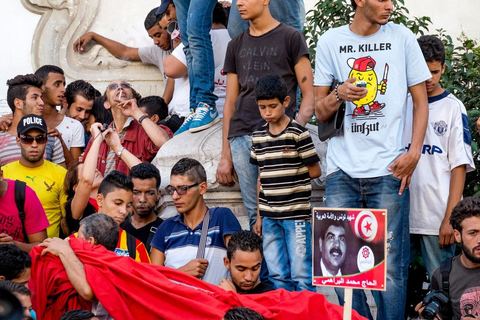 23 octobre 2013 : deux ans après les premières éléctions libres en Tunisie, quelques milliers de manifestants sont descendus sur l'avenue H. Bourguiba à Tunis pour protester contre le gouvernement en place, pour le démarrage du dialogue national et en hommage aux martyrs politiques assasinés ces derniers mois. La situation sécuritaire et la tension politique sont au coeur des révendications des tunisiens. La journée sera marquée par la mort de six nouveaux gendarmes par  des salafistes près de Sidi Bouzid au centre de la Tunisie. 