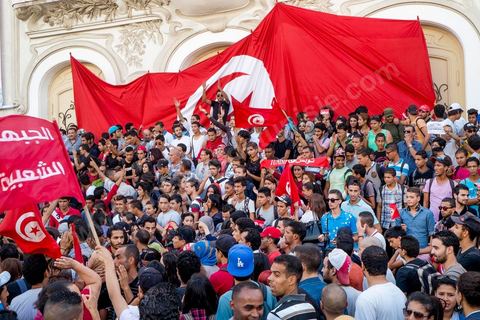 23 octobre 2013 : deux ans après les premières éléctions libres en Tunisie, quelques milliers de manifestants sont descendus sur l'avenue H. Bourguiba à Tunis pour protester contre le gouvernement en place, pour le démarrage du dialogue national et en hommage aux martyrs politiques assasinés ces derniers mois. La situation sécuritaire et la tension politique sont au coeur des révendications des tunisiens. La journée sera marquée par la mort de six nouveaux gendarmes par  des salafistes près de Sidi Bouzid au centre de la Tunisie. 