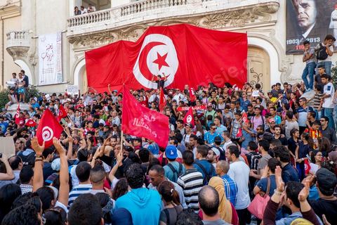 23 octobre 2013 : deux ans après les premières éléctions libres en Tunisie, quelques milliers de manifestants sont descendus sur l'avenue H. Bourguiba à Tunis pour protester contre le gouvernement en place, pour le démarrage du dialogue national et en hommage aux martyrs politiques assasinés ces derniers mois. La situation sécuritaire et la tension politique sont au coeur des révendications des tunisiens. La journée sera marquée par la mort de six nouveaux gendarmes par  des salafistes près de Sidi Bouzid au centre de la Tunisie. 