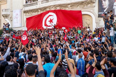 23 octobre 2013 : deux ans après les premières éléctions libres en Tunisie, quelques milliers de manifestants sont descendus sur l'avenue H. Bourguiba à Tunis pour protester contre le gouvernement en place, pour le démarrage du dialogue national et en hommage aux martyrs politiques assasinés ces derniers mois. La situation sécuritaire et la tension politique sont au coeur des révendications des tunisiens. La journée sera marquée par la mort de six nouveaux gendarmes par  des salafistes près de Sidi Bouzid au centre de la Tunisie. 