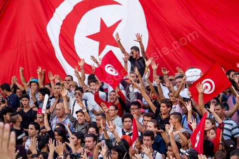 23 octobre 2013 : deux ans après les premières éléctions libres en Tunisie, quelques milliers de manifestants sont descendus sur l'avenue H. Bourguiba à Tunis pour protester contre le gouvernement en place, pour le démarrage du dialogue national et en hommage aux martyrs politiques assasinés ces derniers mois. La situation sécuritaire et la tension politique sont au coeur des révendications des tunisiens. La journée sera marquée par la mort de six nouveaux gendarmes par  des salafistes près de Sidi Bouzid au centre de la Tunisie. 
