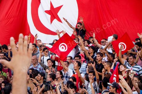 23 octobre 2013 : deux ans après les premières éléctions libres en Tunisie, quelques milliers de manifestants sont descendus sur l'avenue H. Bourguiba à Tunis pour protester contre le gouvernement en place, pour le démarrage du dialogue national et en hommage aux martyrs politiques assasinés ces derniers mois. La situation sécuritaire et la tension politique sont au coeur des révendications des tunisiens. La journée sera marquée par la mort de six nouveaux gendarmes par  des salafistes près de Sidi Bouzid au centre de la Tunisie. 