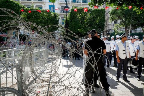 23 octobre 2013 : deux ans après les premières éléctions libres en Tunisie, quelques milliers de manifestants sont descendus sur l'avenue H. Bourguiba à Tunis pour protester contre le gouvernement en place, pour le démarrage du dialogue national et en hommage aux martyrs politiques assasinés ces derniers mois. La situation sécuritaire et la tension politique sont au coeur des révendications des tunisiens. La journée sera marquée par la mort de six nouveaux gendarmes par  des salafistes près de Sidi Bouzid au centre de la Tunisie. 