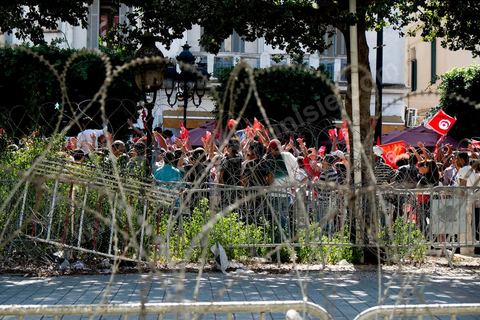 23 octobre 2013 : deux ans après les premières éléctions libres en Tunisie, quelques milliers de manifestants sont descendus sur l'avenue H. Bourguiba à Tunis pour protester contre le gouvernement en place, pour le démarrage du dialogue national et en hommage aux martyrs politiques assasinés ces derniers mois. La situation sécuritaire et la tension politique sont au coeur des révendications des tunisiens. La journée sera marquée par la mort de six nouveaux gendarmes par  des salafistes près de Sidi Bouzid au centre de la Tunisie. 