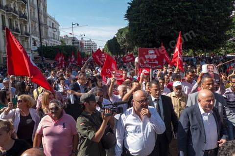 23 octobre 2013 : deux ans après les premières éléctions libres en Tunisie, quelques milliers de manifestants sont descendus sur l'avenue H. Bourguiba à Tunis pour protester contre le gouvernement en place, pour le démarrage du dialogue national et en hommage aux martyrs politiques assasinés ces derniers mois. La situation sécuritaire et la tension politique sont au coeur des révendications des tunisiens. La journée sera marquée par la mort de six nouveaux gendarmes par  des salafistes près de Sidi Bouzid au centre de la Tunisie. 