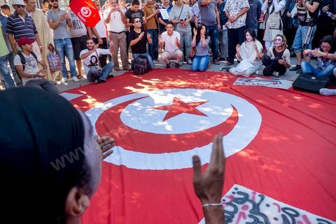 23 octobre 2013 : deux ans après les premières éléctions libres en Tunisie, quelques milliers de manifestants sont descendus sur l'avenue H. Bourguiba à Tunis pour protester contre le gouvernement en place, pour le démarrage du dialogue national et en hommage aux martyrs politiques assasinés ces derniers mois. La situation sécuritaire et la tension politique sont au coeur des révendications des tunisiens. La journée sera marquée par la mort de six nouveaux gendarmes par  des salafistes près de Sidi Bouzid au centre de la Tunisie. 