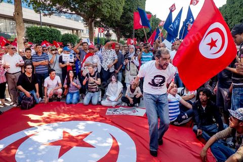 23 octobre 2013 : deux ans après les premières éléctions libres en Tunisie, quelques milliers de manifestants sont descendus sur l'avenue H. Bourguiba à Tunis pour protester contre le gouvernement en place, pour le démarrage du dialogue national et en hommage aux martyrs politiques assasinés ces derniers mois. La situation sécuritaire et la tension politique sont au coeur des révendications des tunisiens. La journée sera marquée par la mort de six nouveaux gendarmes par  des salafistes près de Sidi Bouzid au centre de la Tunisie. 