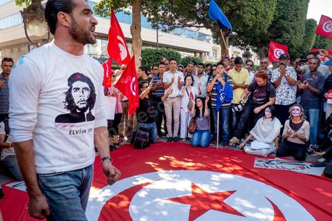 23 octobre 2013 : deux ans après les premières éléctions libres en Tunisie, quelques milliers de manifestants sont descendus sur l'avenue H. Bourguiba à Tunis pour protester contre le gouvernement en place, pour le démarrage du dialogue national et en hommage aux martyrs politiques assasinés ces derniers mois. La situation sécuritaire et la tension politique sont au coeur des révendications des tunisiens. La journée sera marquée par la mort de six nouveaux gendarmes par  des salafistes près de Sidi Bouzid au centre de la Tunisie. 