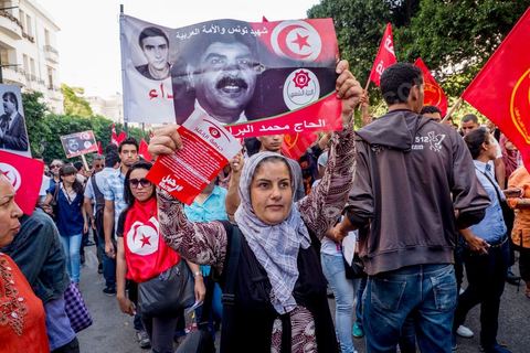 23 octobre 2013 : deux ans après les premières éléctions libres en Tunisie, quelques milliers de manifestants sont descendus sur l'avenue H. Bourguiba à Tunis pour protester contre le gouvernement en place, pour le démarrage du dialogue national et en hommage aux martyrs politiques assasinés ces derniers mois. La situation sécuritaire et la tension politique sont au coeur des révendications des tunisiens. La journée sera marquée par la mort de six nouveaux gendarmes par  des salafistes près de Sidi Bouzid au centre de la Tunisie. 