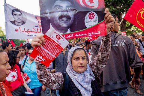 23 octobre 2013 : deux ans après les premières éléctions libres en Tunisie, quelques milliers de manifestants sont descendus sur l'avenue H. Bourguiba à Tunis pour protester contre le gouvernement en place, pour le démarrage du dialogue national et en hommage aux martyrs politiques assasinés ces derniers mois. La situation sécuritaire et la tension politique sont au coeur des révendications des tunisiens. La journée sera marquée par la mort de six nouveaux gendarmes par  des salafistes près de Sidi Bouzid au centre de la Tunisie. 