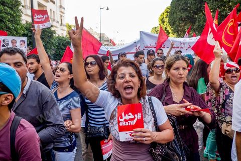 23 octobre 2013 : deux ans après les premières éléctions libres en Tunisie, quelques milliers de manifestants sont descendus sur l'avenue H. Bourguiba à Tunis pour protester contre le gouvernement en place, pour le démarrage du dialogue national et en hommage aux martyrs politiques assasinés ces derniers mois. La situation sécuritaire et la tension politique sont au coeur des révendications des tunisiens. La journée sera marquée par la mort de six nouveaux gendarmes par  des salafistes près de Sidi Bouzid au centre de la Tunisie. 