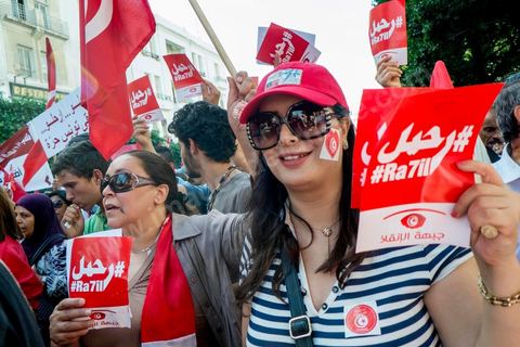 23 octobre 2013 : deux ans après les premières éléctions libres en Tunisie, quelques milliers de manifestants sont descendus sur l'avenue H. Bourguiba à Tunis pour protester contre le gouvernement en place, pour le démarrage du dialogue national et en hommage aux martyrs politiques assasinés ces derniers mois. La situation sécuritaire et la tension politique sont au coeur des révendications des tunisiens. La journée sera marquée par la mort de six nouveaux gendarmes par  des salafistes près de Sidi Bouzid au centre de la Tunisie. 