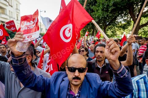 23 octobre 2013 : deux ans après les premières éléctions libres en Tunisie, quelques milliers de manifestants sont descendus sur l'avenue H. Bourguiba à Tunis pour protester contre le gouvernement en place, pour le démarrage du dialogue national et en hommage aux martyrs politiques assasinés ces derniers mois. La situation sécuritaire et la tension politique sont au coeur des révendications des tunisiens. La journée sera marquée par la mort de six nouveaux gendarmes par  des salafistes près de Sidi Bouzid au centre de la Tunisie. 