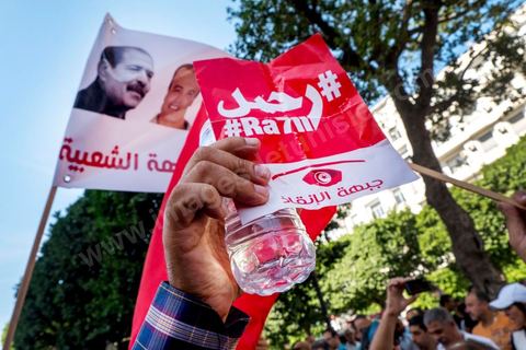 23 octobre 2013 : deux ans après les premières éléctions libres en Tunisie, quelques milliers de manifestants sont descendus sur l'avenue H. Bourguiba à Tunis pour protester contre le gouvernement en place, pour le démarrage du dialogue national et en hommage aux martyrs politiques assasinés ces derniers mois. La situation sécuritaire et la tension politique sont au coeur des révendications des tunisiens. La journée sera marquée par la mort de six nouveaux gendarmes par  des salafistes près de Sidi Bouzid au centre de la Tunisie. 