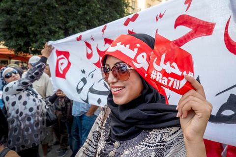 23 octobre 2013 : deux ans après les premières éléctions libres en Tunisie, quelques milliers de manifestants sont descendus sur l'avenue H. Bourguiba à Tunis pour protester contre le gouvernement en place, pour le démarrage du dialogue national et en hommage aux martyrs politiques assasinés ces derniers mois. La situation sécuritaire et la tension politique sont au coeur des révendications des tunisiens. La journée sera marquée par la mort de six nouveaux gendarmes par  des salafistes près de Sidi Bouzid au centre de la Tunisie. 