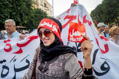 23 octobre 2013 : deux ans après les premières éléctions libres en Tunisie, quelques milliers de manifestants sont descendus sur l'avenue H. Bourguiba à Tunis pour protester contre le gouvernement en place, pour le démarrage du dialogue national et en hommage aux martyrs politiques assasinés ces derniers mois. La situation sécuritaire et la tension politique sont au coeur des révendications des tunisiens. La journée sera marquée par la mort de six nouveaux gendarmes par  des salafistes près de Sidi Bouzid au centre de la Tunisie. 