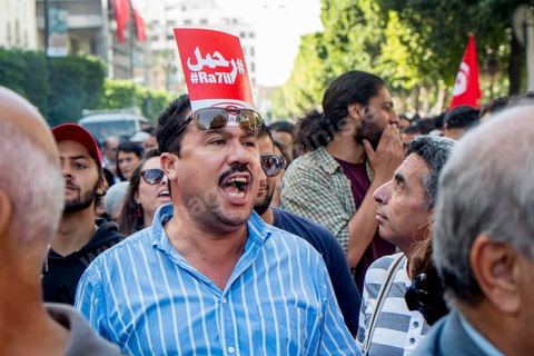 23 octobre 2013 : deux ans après les premières éléctions libres en Tunisie, quelques milliers de manifestants sont descendus sur l'avenue H. Bourguiba à Tunis pour protester contre le gouvernement en place, pour le démarrage du dialogue national et en hommage aux martyrs politiques assasinés ces derniers mois. La situation sécuritaire et la tension politique sont au coeur des révendications des tunisiens. La journée sera marquée par la mort de six nouveaux gendarmes par  des salafistes près de Sidi Bouzid au centre de la Tunisie. 